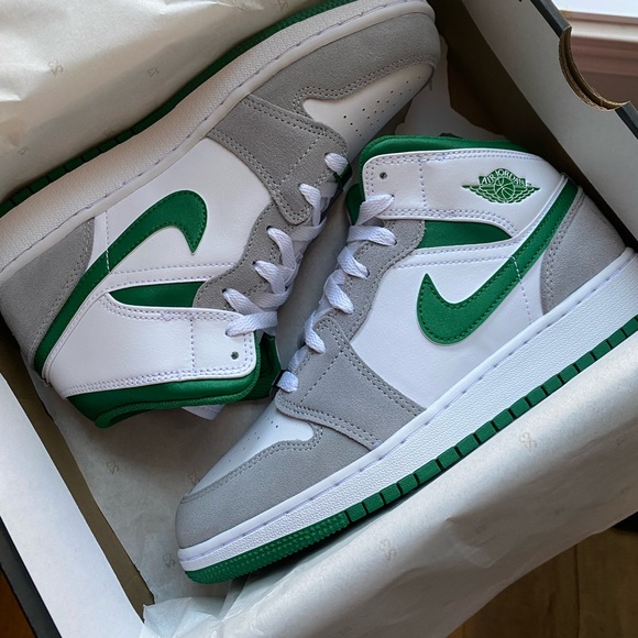 Jordan 1 Mid - Pine Green Smoke Grey / 8 Women - Picture 7 of 7